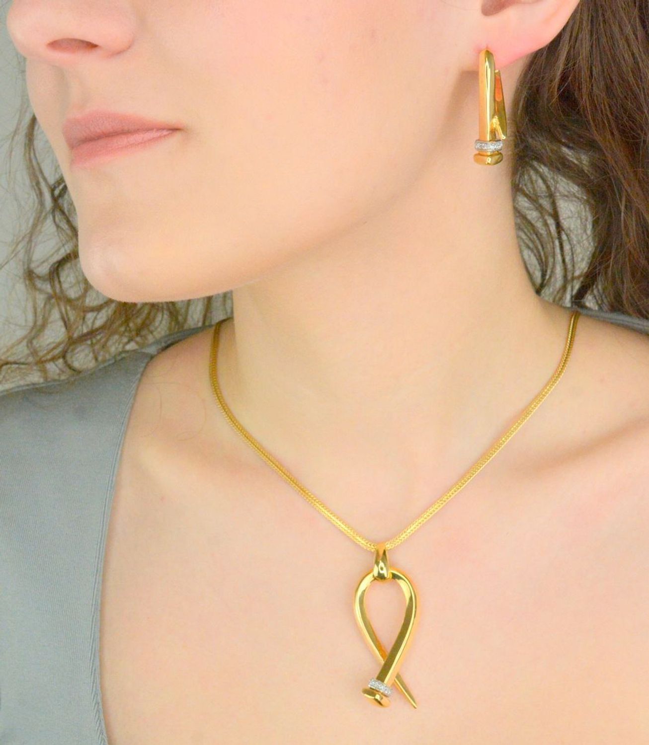 Złota zawieszka z cyrkonią próba 585, KO 781 585 ZAW. Złote zawieszki to wspaniały podarunek dla każdej eleganckiej kobiety. Zawieszka złota posiada kolczyki do kompletu. Zawieszka ze złota to doskonały pomysł na prezent.12.jpg